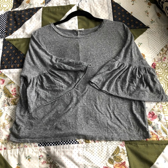 Cute flared sleeve cropped t-shirt! - Picture 1 of 3